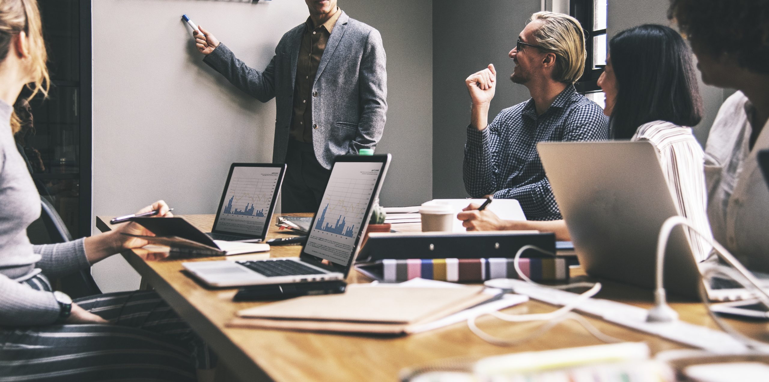 La creación de una empresa es la actividad de reunir varios factores de producción bajo una personalidad jurídica para ofrecer en el mercado bienes o servicios a cambio de beneficios económicos .